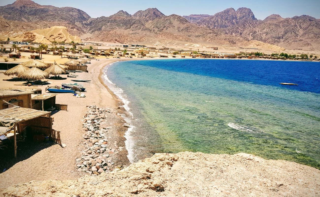 Ras Shaitan beach'in fotoğrafı açık bej kum yüzey ile