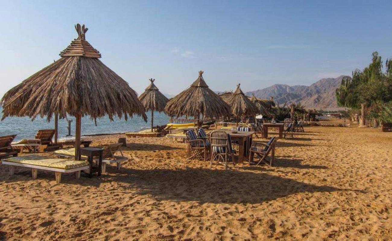 Al Magarra beach'in fotoğrafı parlak kum yüzey ile