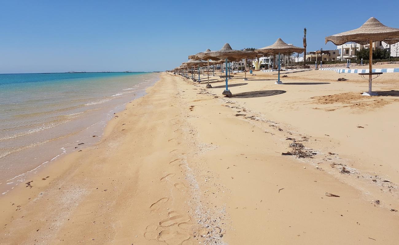 Golden beach'in fotoğrafı açık bej kum yüzey ile