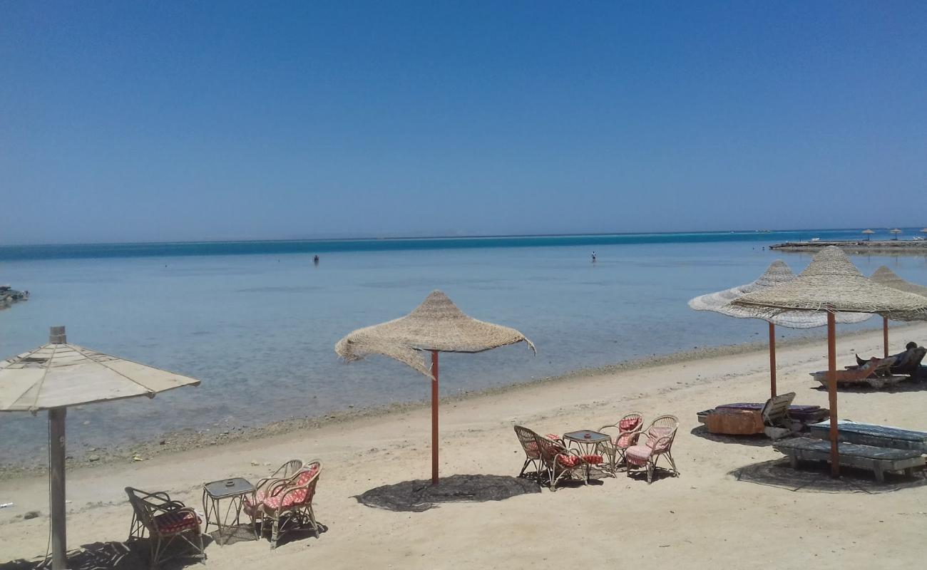 El Sawaky Beach'in fotoğrafı parlak kum yüzey ile