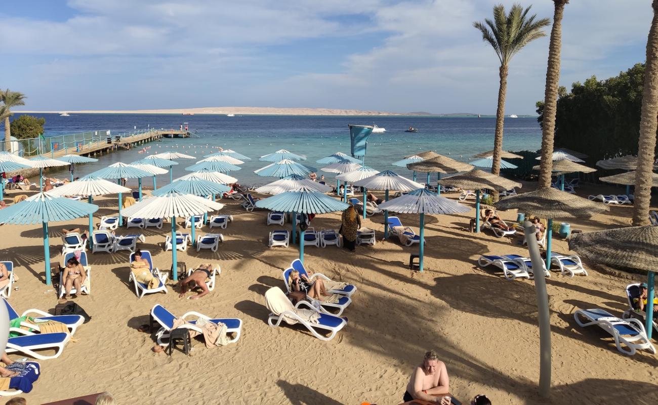 Public Beach El Fayroz'in fotoğrafı parlak kum yüzey ile