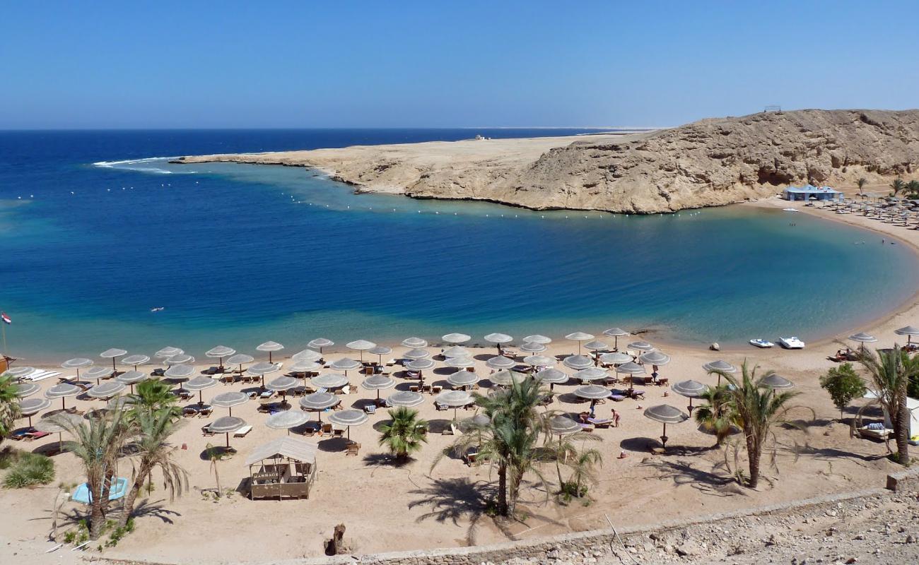 Al Nabila Grand Bay Makadi Plajı'in fotoğrafı açık bej kum yüzey ile