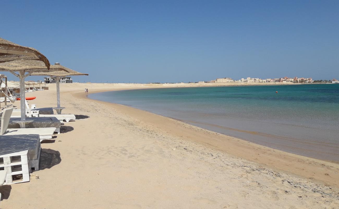 White beach'in fotoğrafı parlak kum yüzey ile