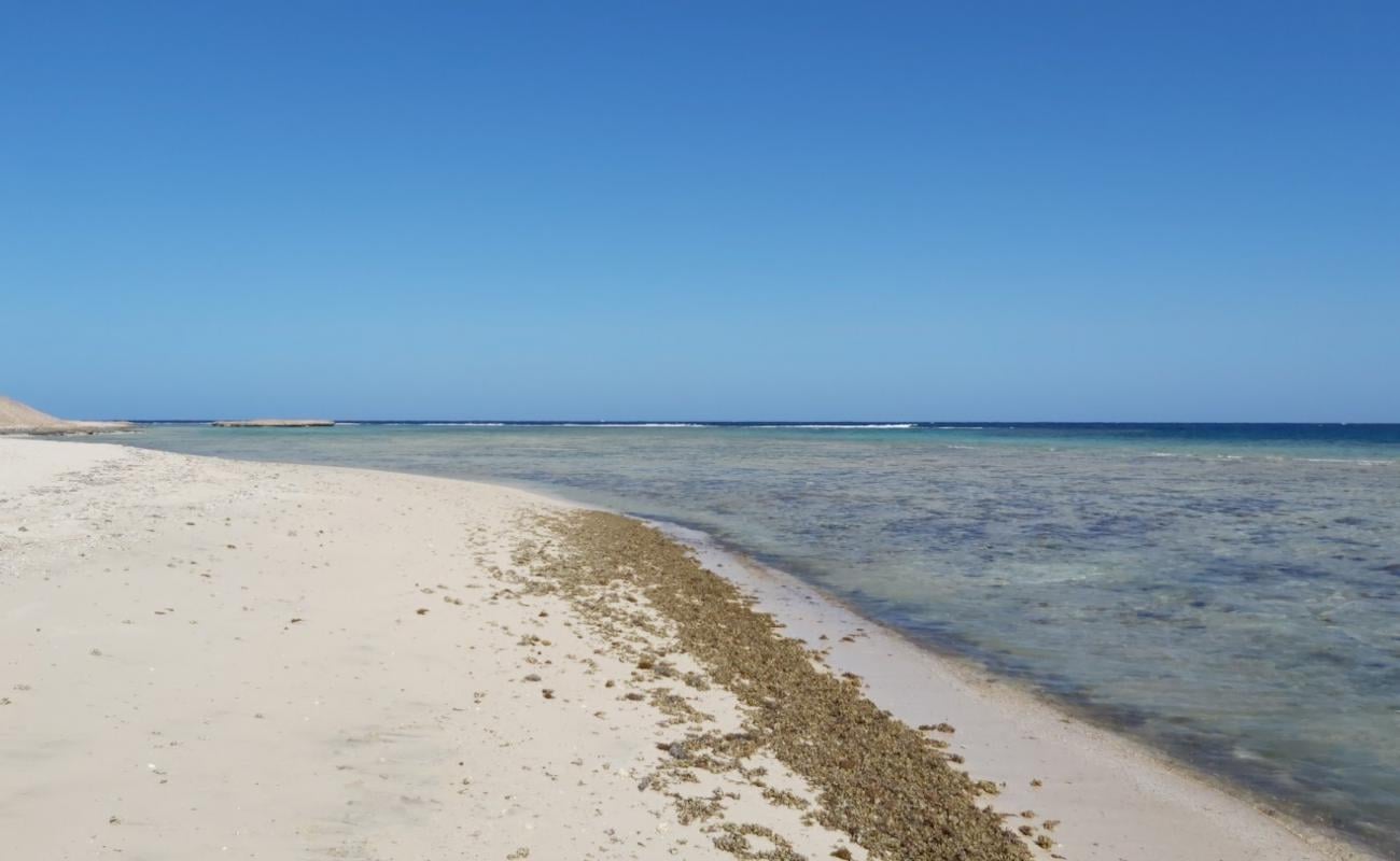 Marsa Egla beach'in fotoğrafı açık bej kum yüzey ile