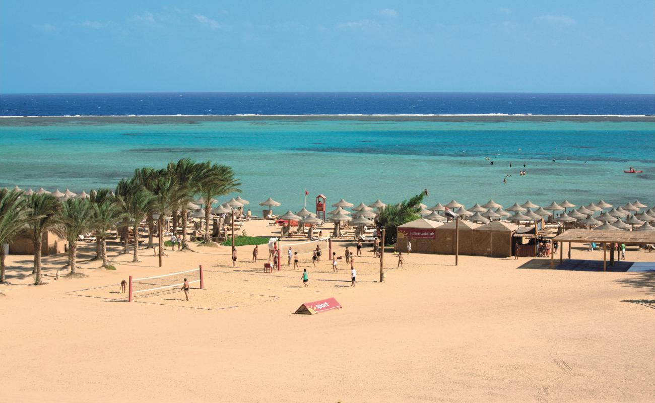 Tinda Bedona Beach'in fotoğrafı parlak kum yüzey ile