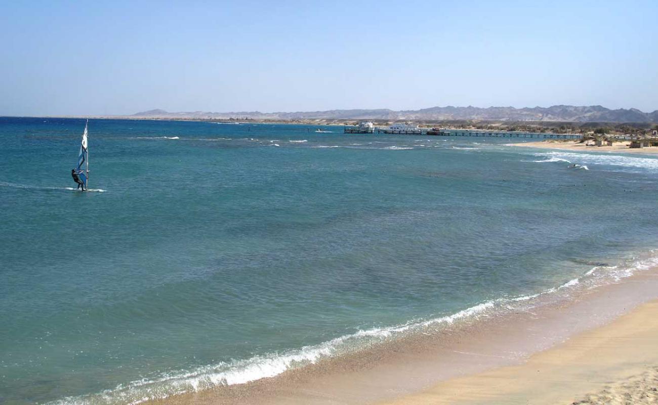 Shams Beach'in fotoğrafı parlak kum yüzey ile