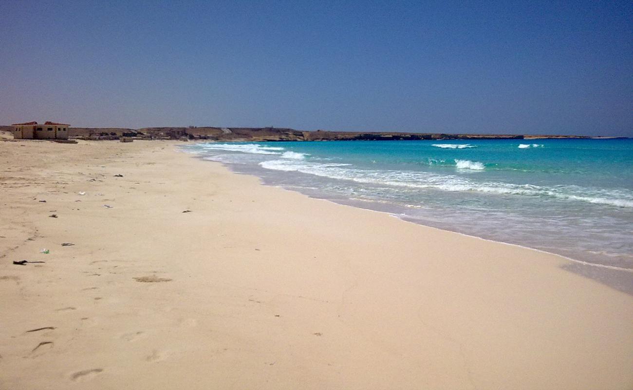 Umm al-Rakhm Beach'in fotoğrafı açık bej kum yüzey ile