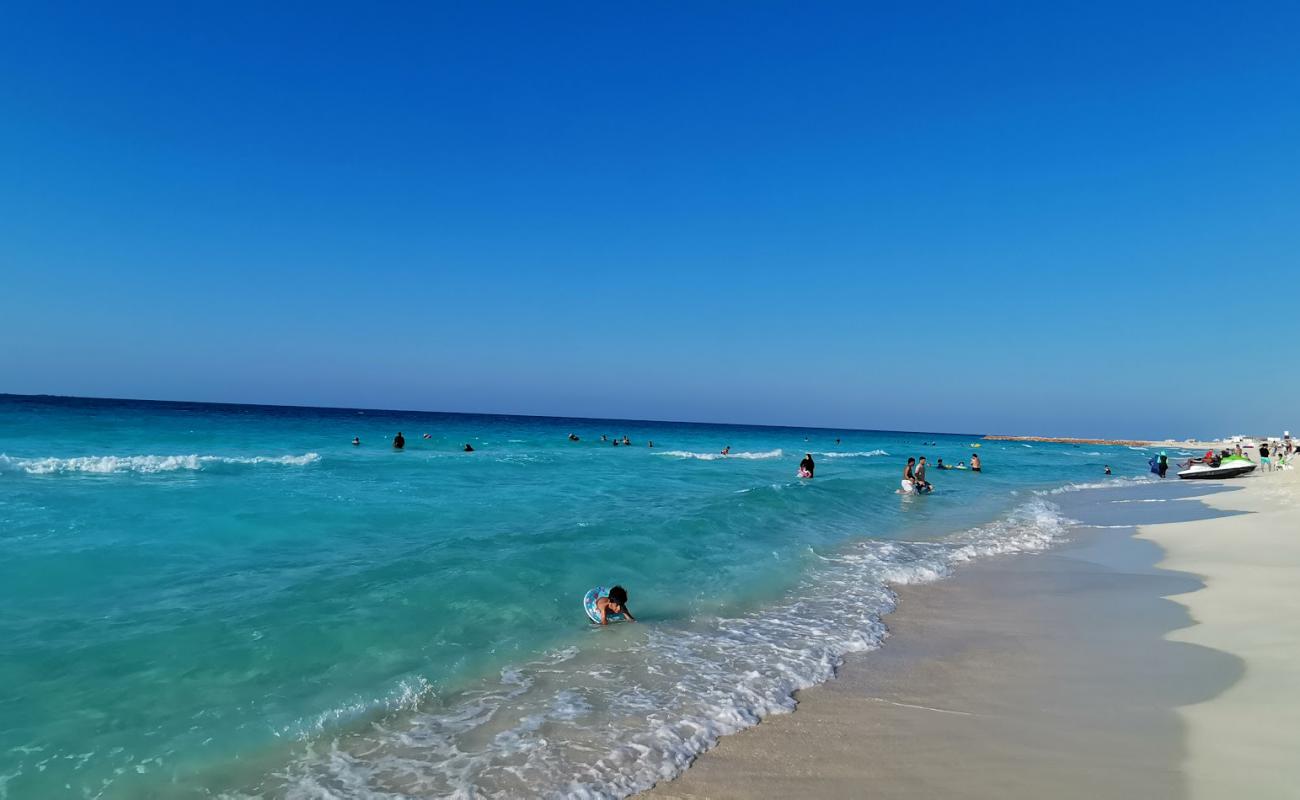 White Emerald Beach'in fotoğrafı beyaz kum yüzey ile