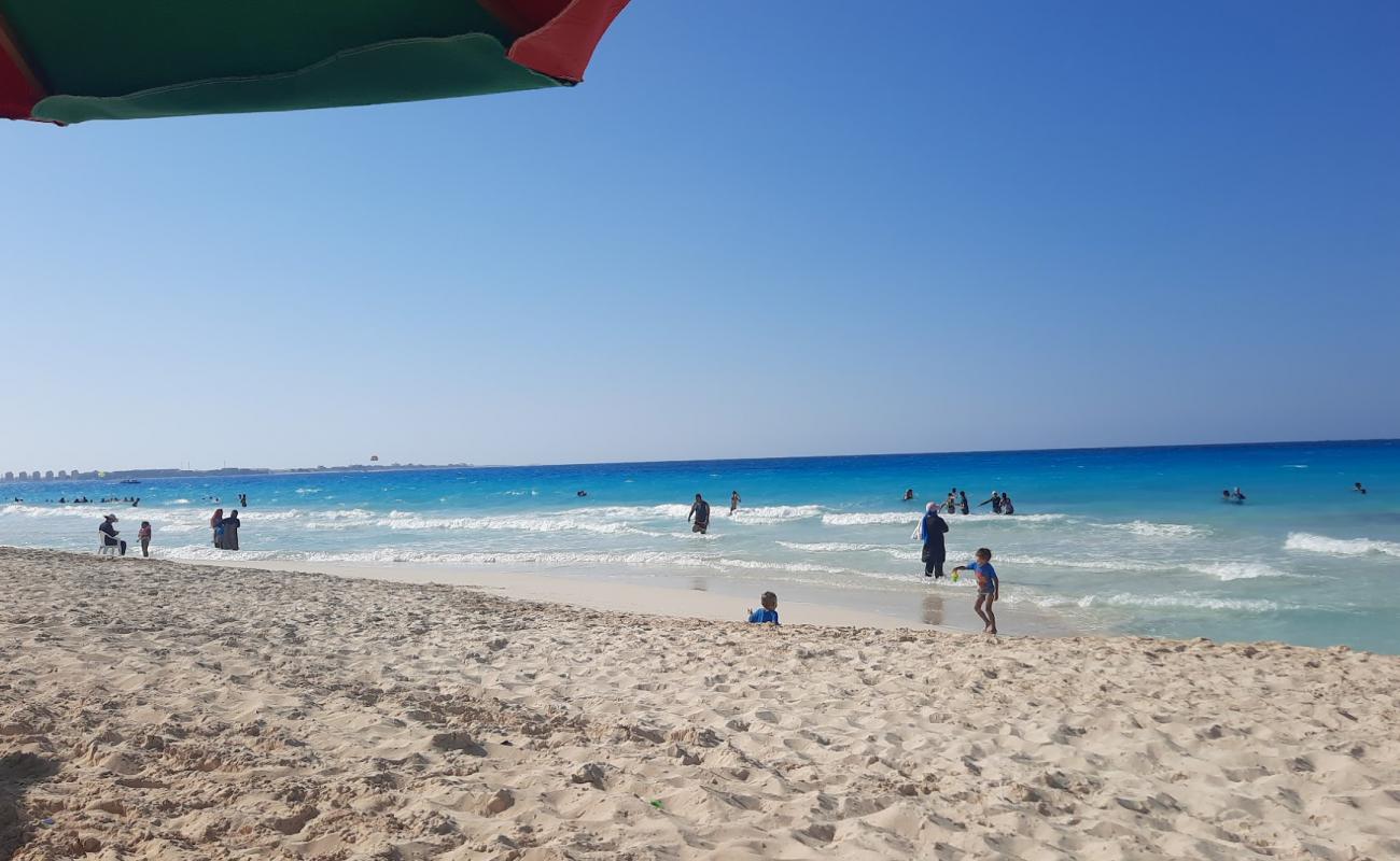 Nosour Al Abyad Beach'in fotoğrafı beyaz kum yüzey ile