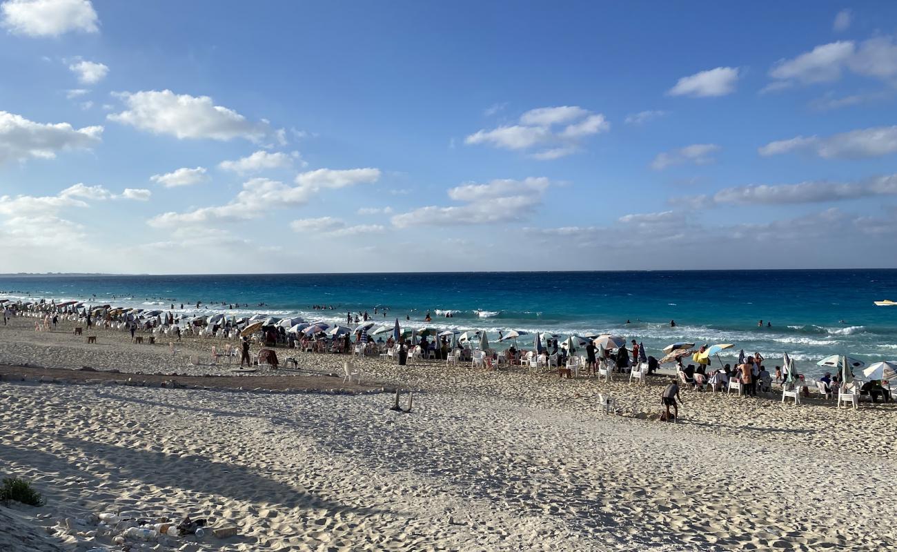 Dora Al Abyad Beach'in fotoğrafı i̇nce beyaz kum yüzey ile