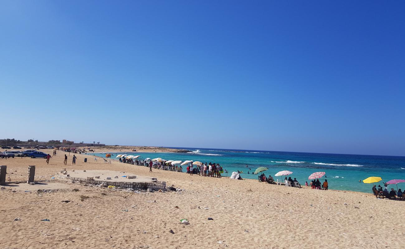 Minaa Alhasheesh Beach'in fotoğrafı i̇nce bej kum yüzey ile