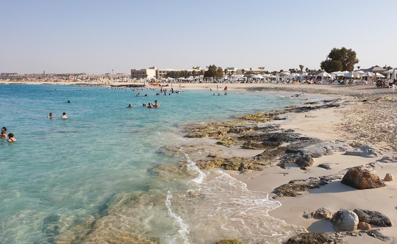 Zoya Ghazala Beach'in fotoğrafı beyaz kum yüzey ile