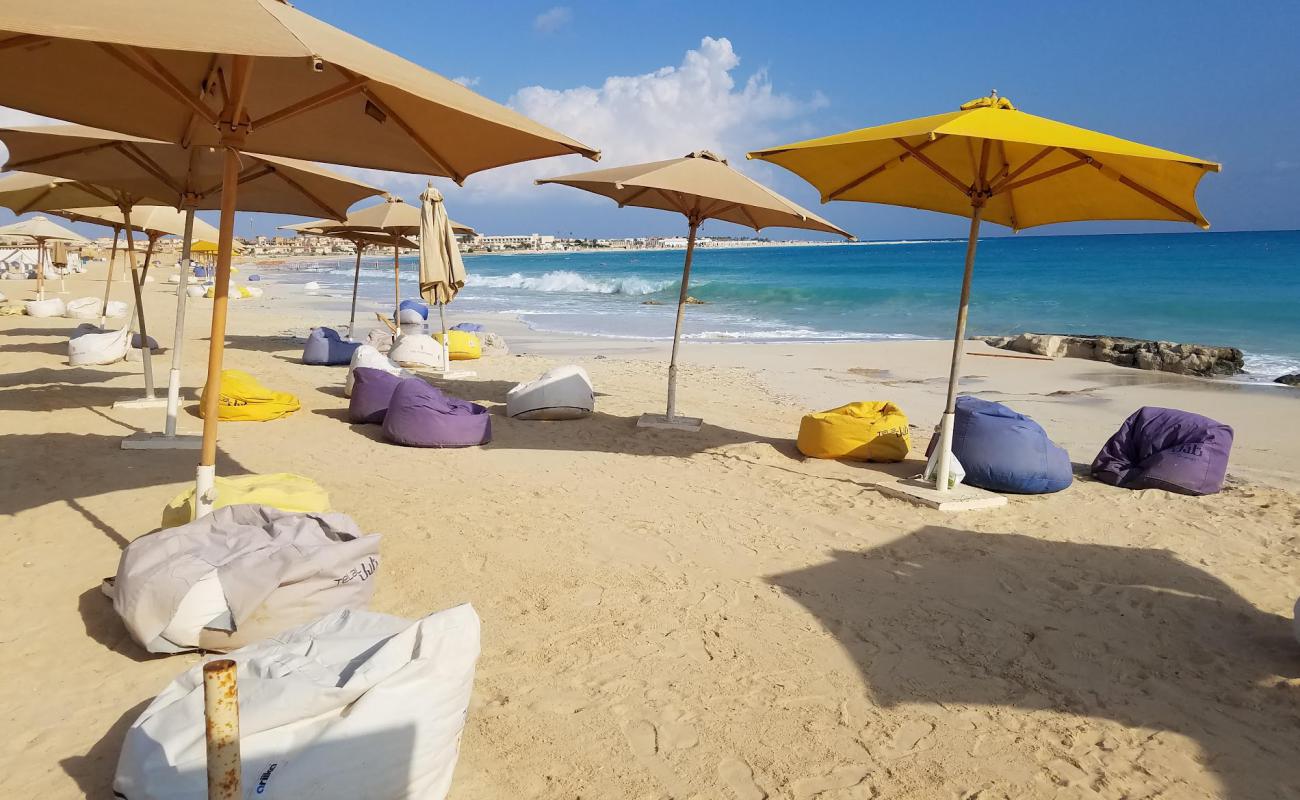 Telal El Alamein Beach'in fotoğrafı i̇nce beyaz kum yüzey ile