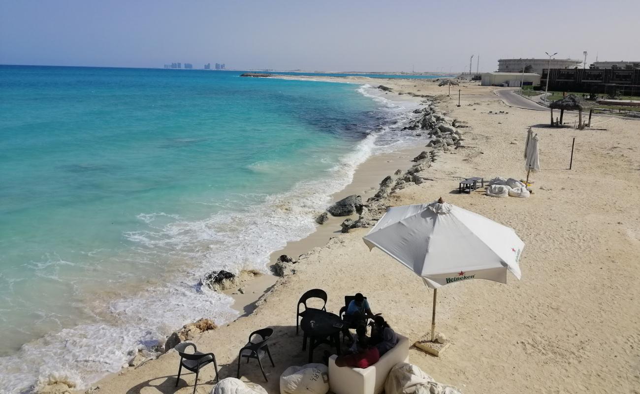 Al-Hamra Beach'in fotoğrafı beyaz kum yüzey ile