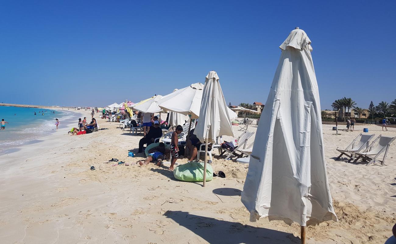 La Femme Beach'in fotoğrafı beyaz ince kum yüzey ile