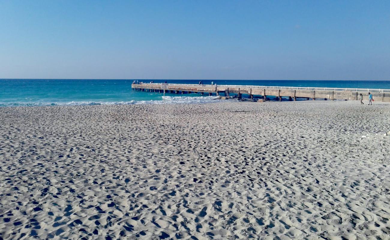 Marbella Beach'in fotoğrafı i̇nce beyaz kum yüzey ile