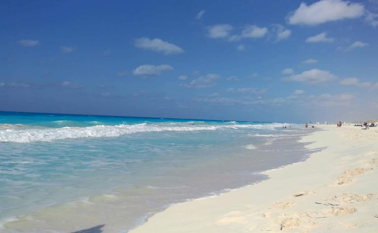 El-Shorouk Beach'in fotoğrafı i̇nce beyaz kum yüzey ile