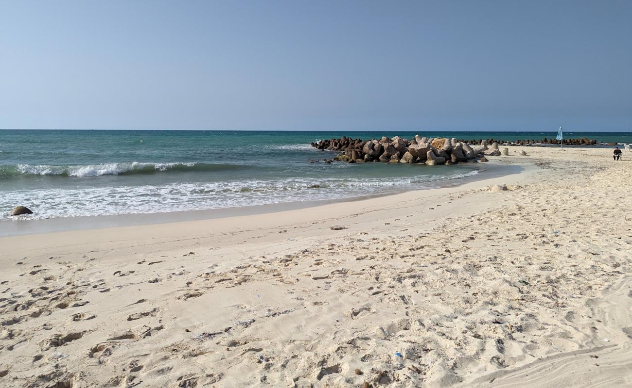Omraa El Behar Village Beach'in fotoğrafı beyaz kum yüzey ile
