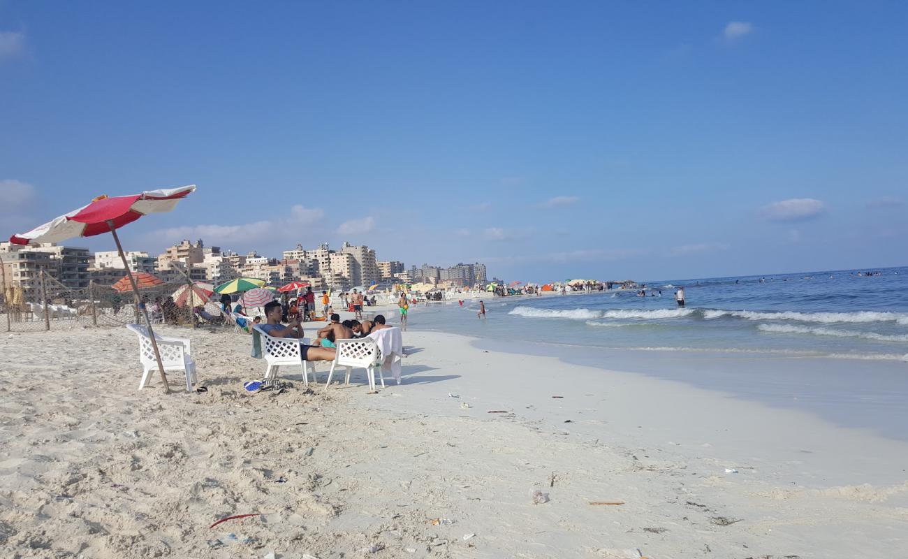Al Bahri Public Beach'in fotoğrafı i̇nce beyaz kum yüzey ile