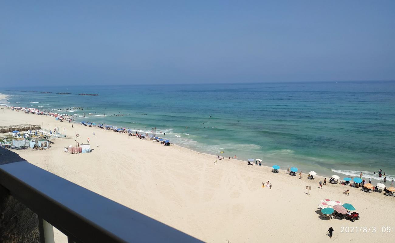 Abu Yusif beach'in fotoğrafı beyaz kum yüzey ile