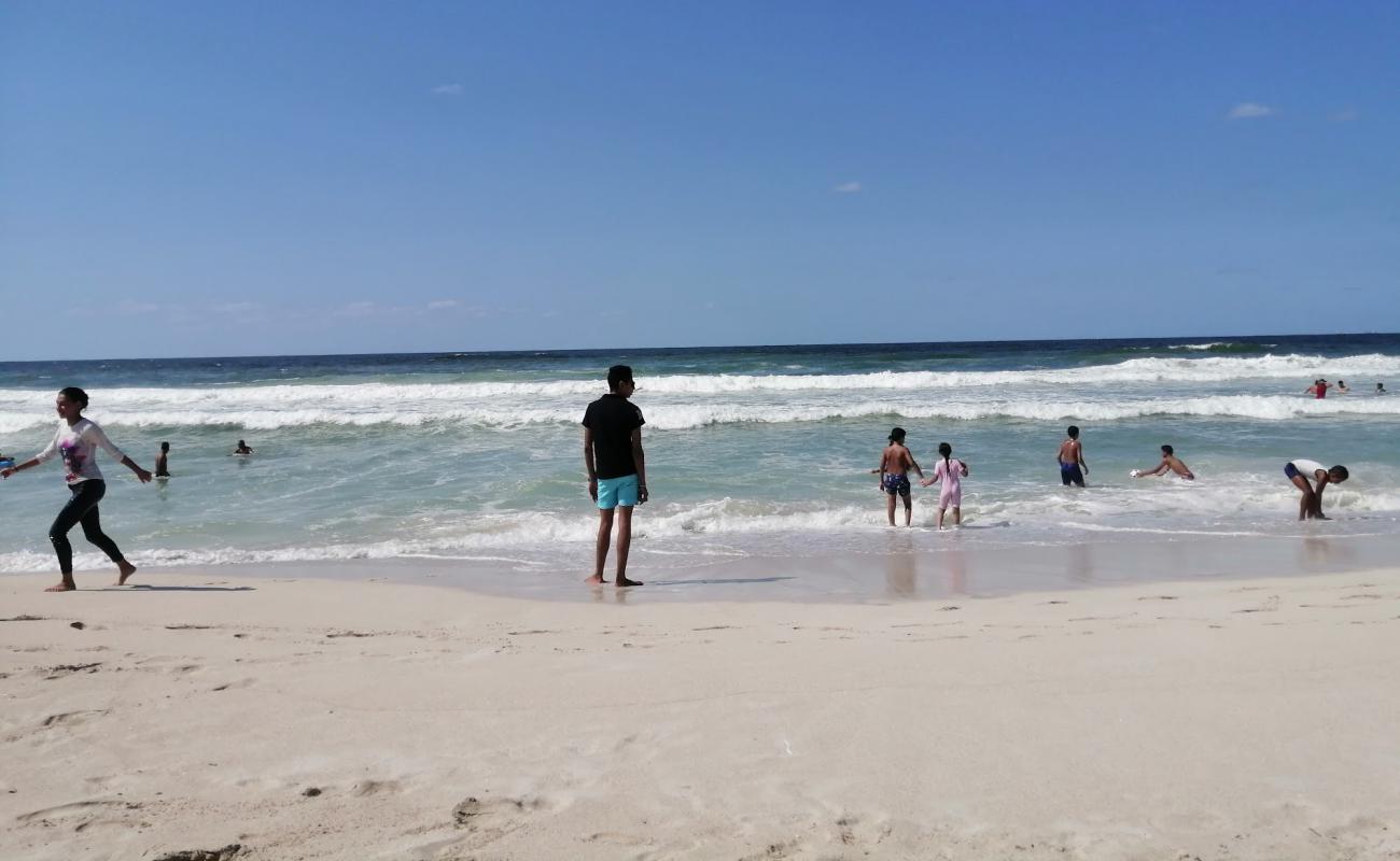 El Nakheel Beach'in fotoğrafı i̇nce beyaz kum yüzey ile