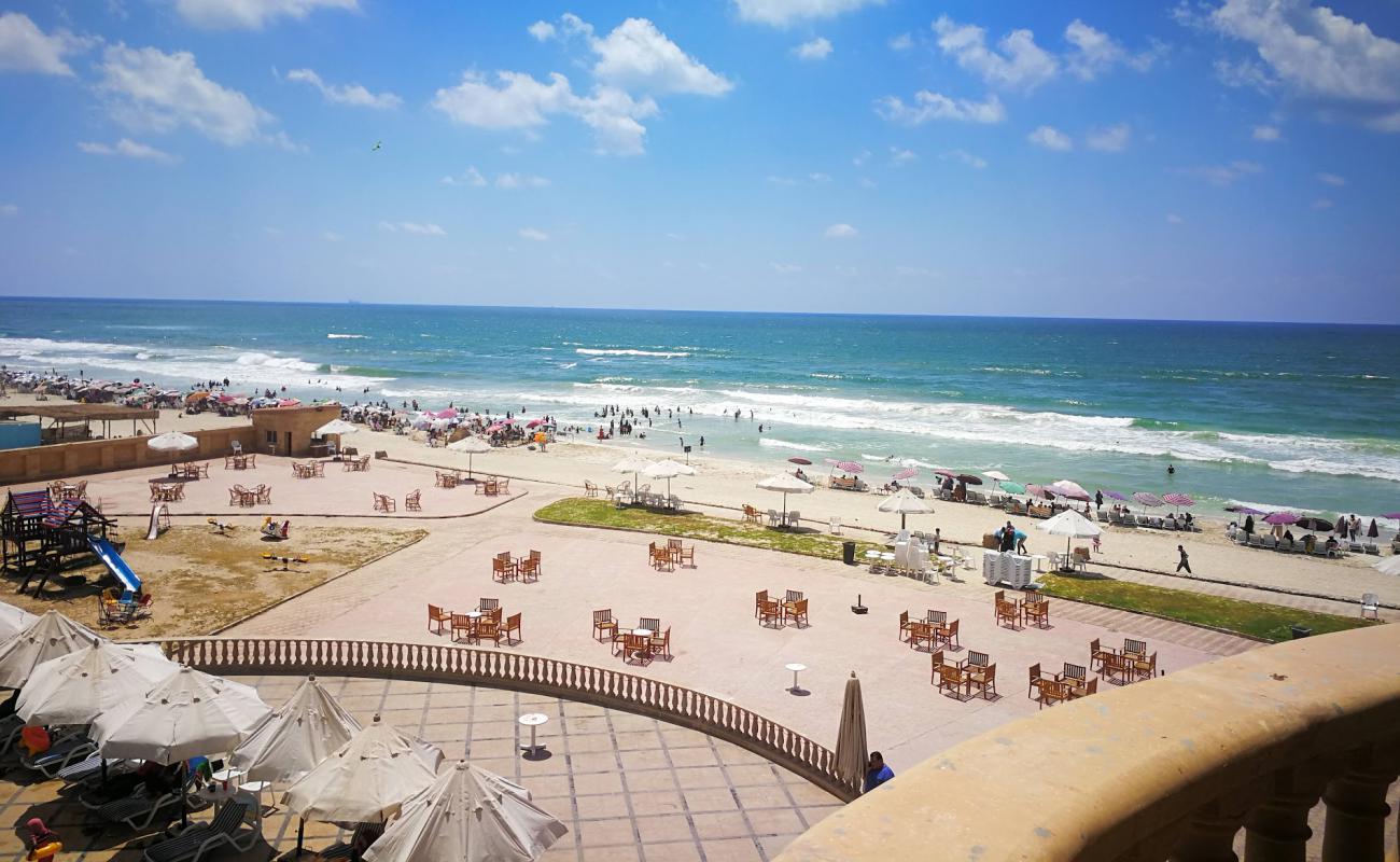 Al-Ajami Beach'in fotoğrafı beyaz ince kum yüzey ile