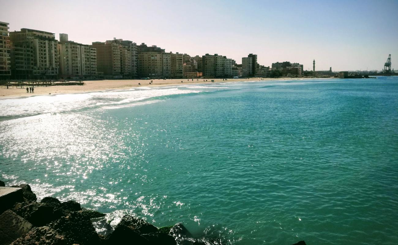 El Nakheel Free Beach'in fotoğrafı beyaz ince kum yüzey ile