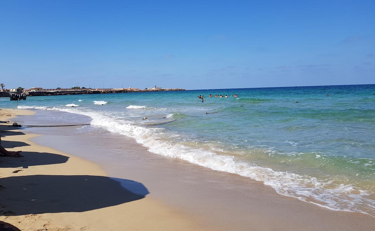 Alexandria Corniche Beach'in fotoğrafı i̇nce beyaz kum yüzey ile
