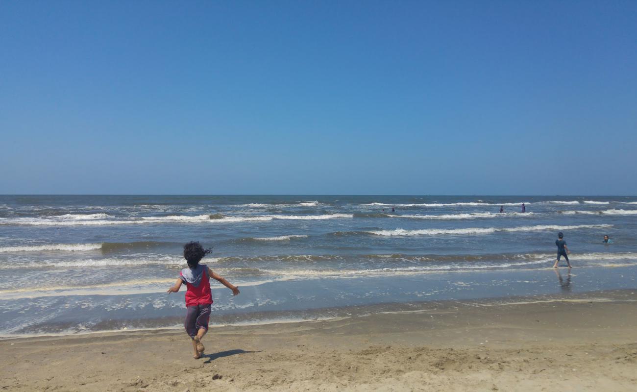 Umm Al-Ridha Beach'in fotoğrafı parlak kum yüzey ile