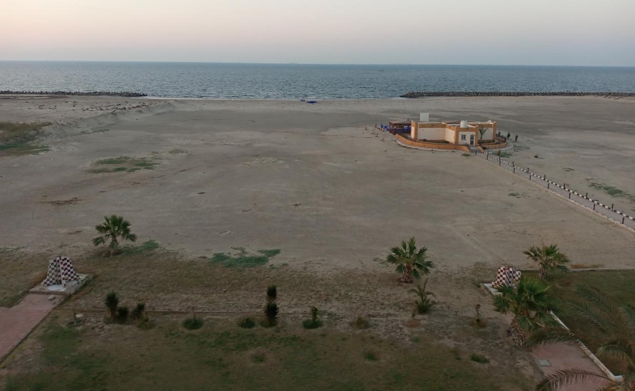 Al Abtal Beach'in fotoğrafı parlak kum yüzey ile