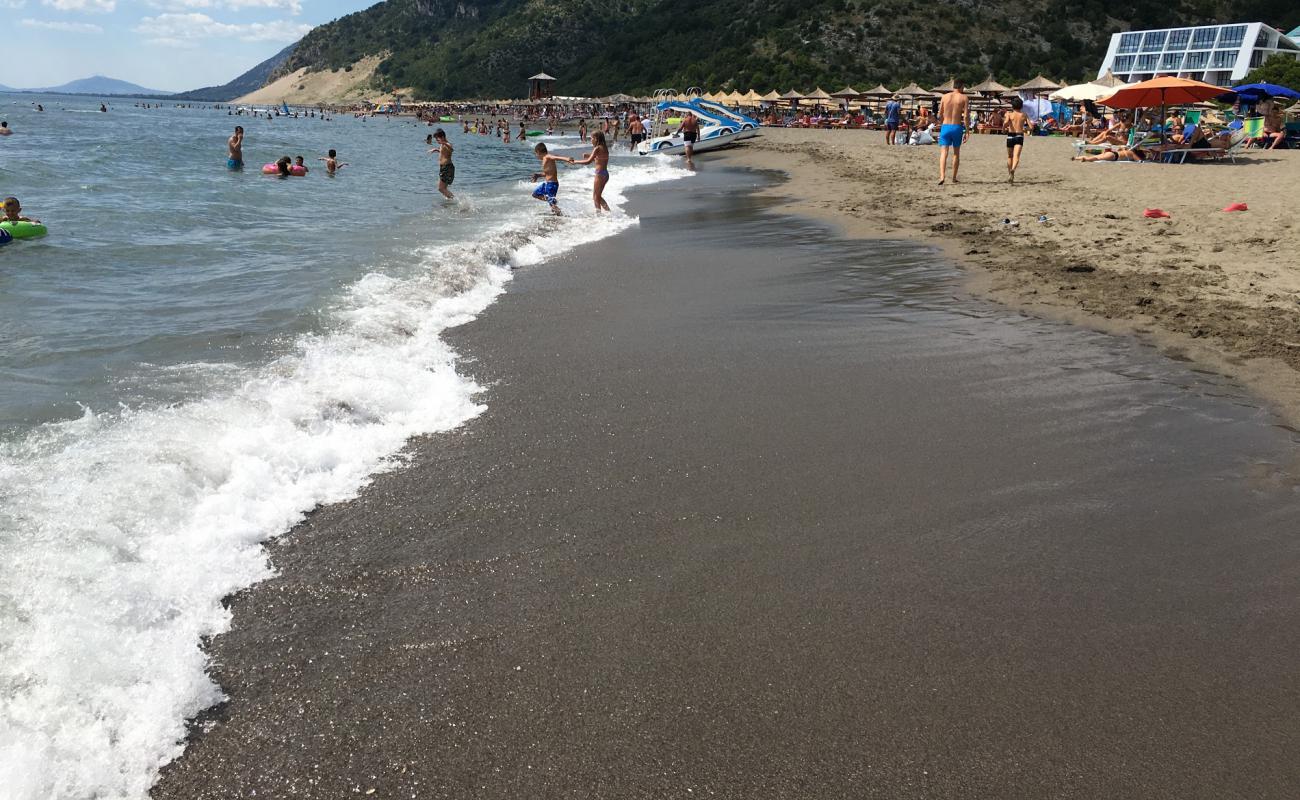 Thrown Sand'in fotoğrafı gri kum yüzey ile