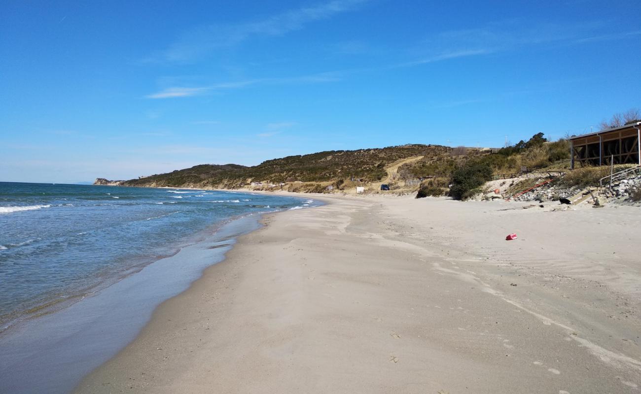 Qarku i Durresit beach'in fotoğrafı açık bej kum yüzey ile