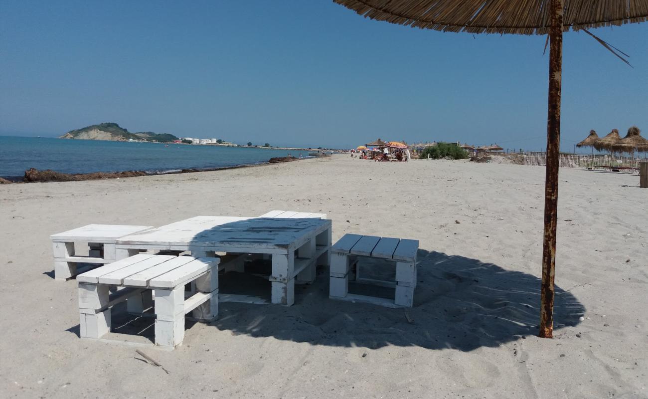 White beach'in fotoğrafı açık bej kum yüzey ile