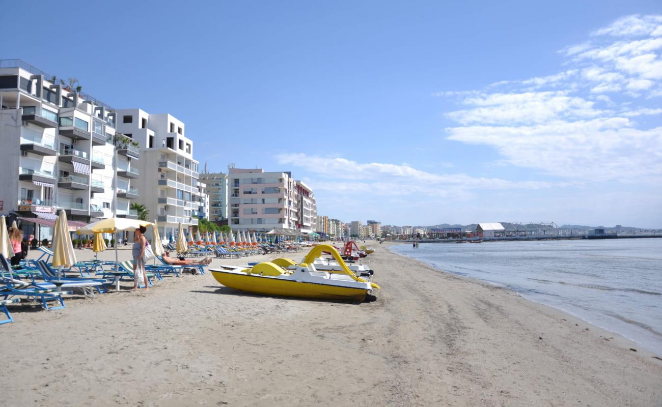 Durres III beach'in fotoğrafı i̇nce bej kum yüzey ile