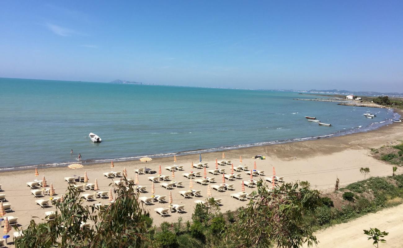 Karpen beach'in fotoğrafı açık bej kum yüzey ile