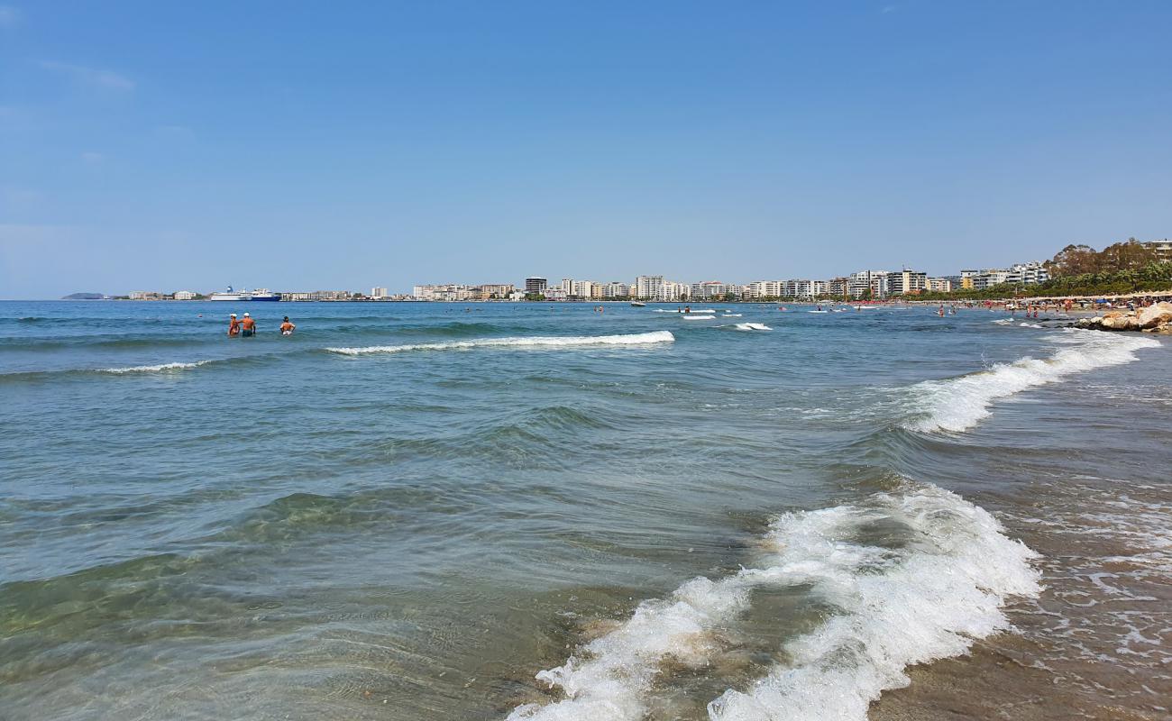 Plazhi i Ri'in fotoğrafı kahverengi kum yüzey ile
