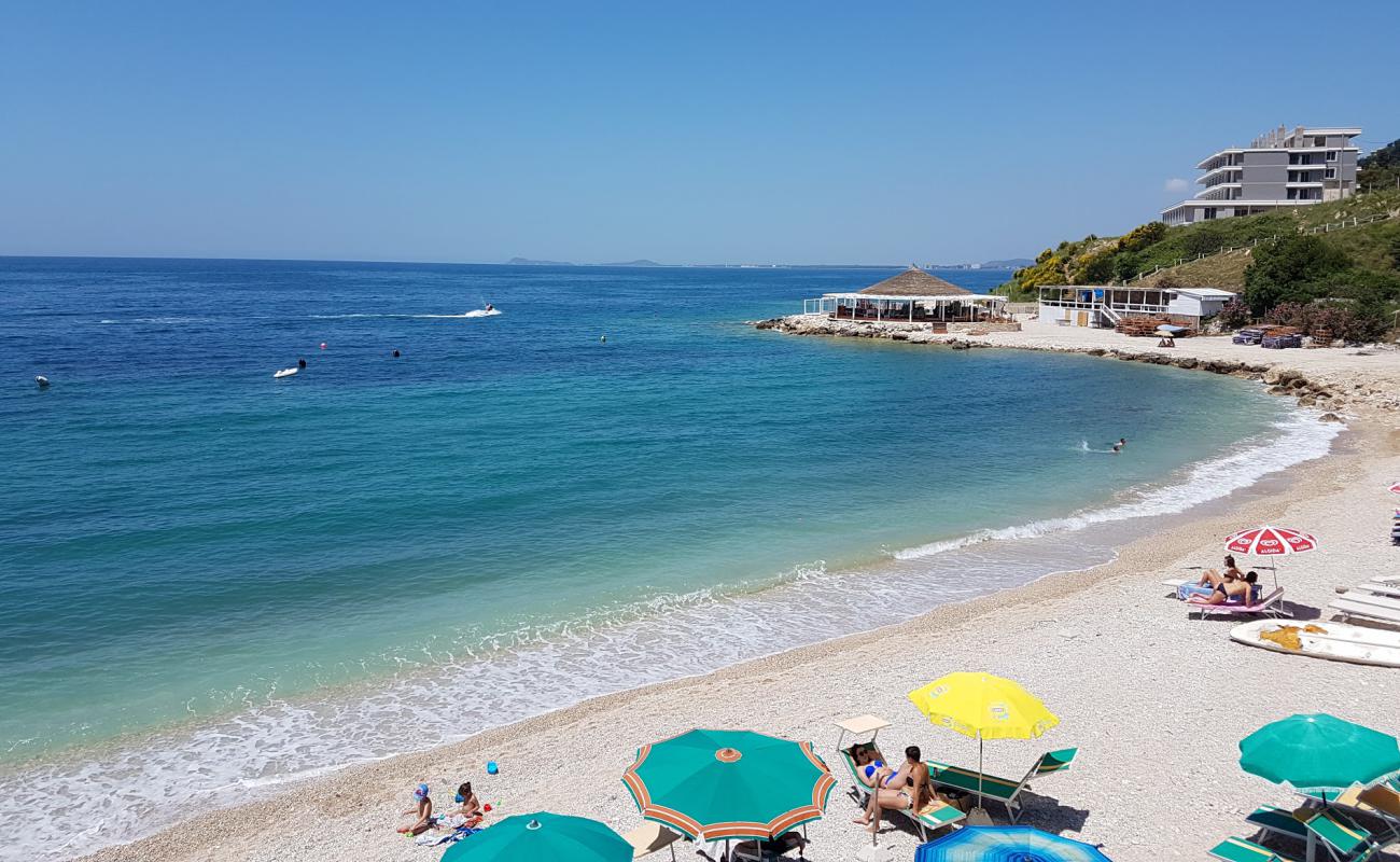 Sunny beach'in fotoğrafı bej çakıl yüzey ile