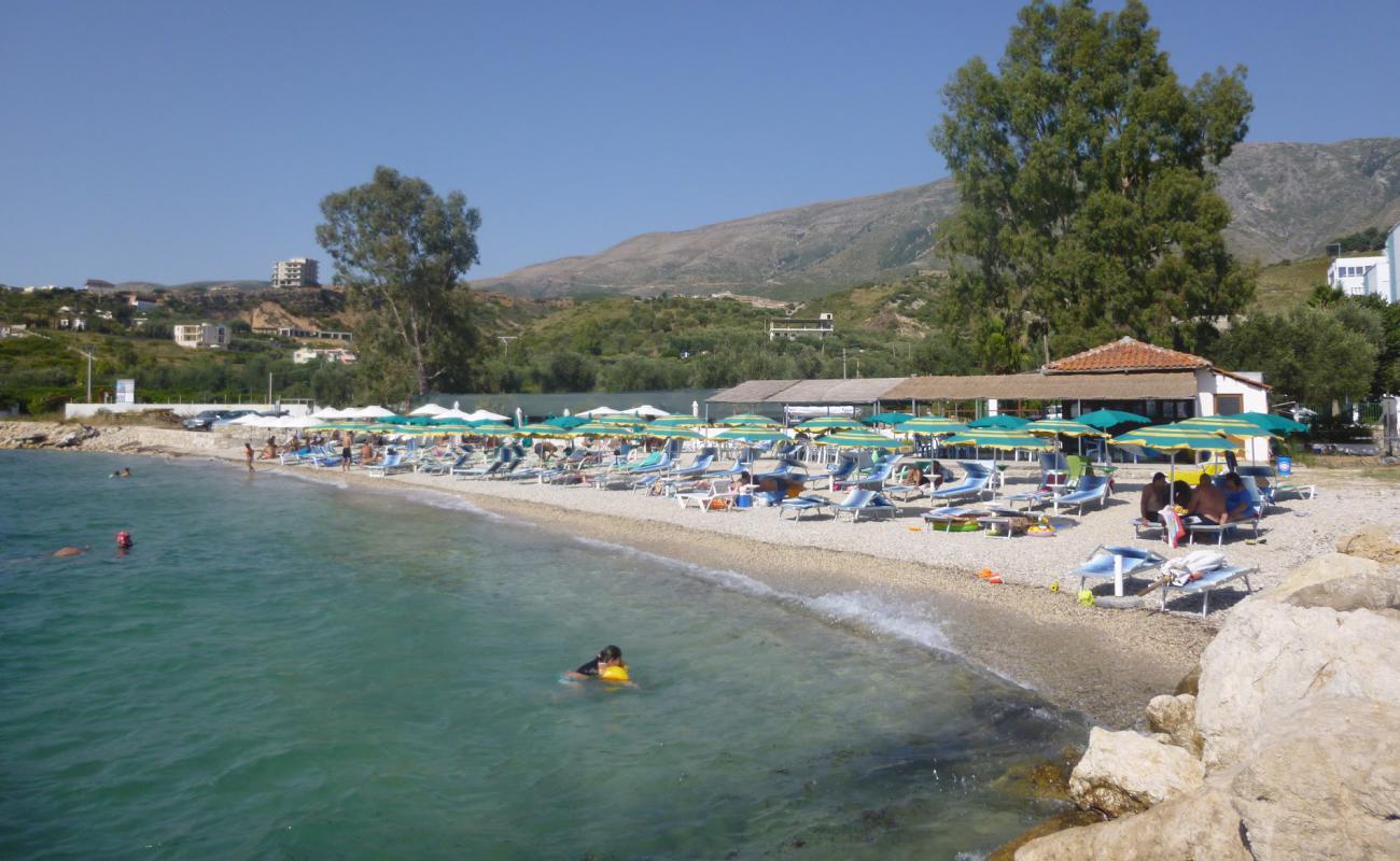 Vlore beach II'in fotoğrafı bej çakıl yüzey ile