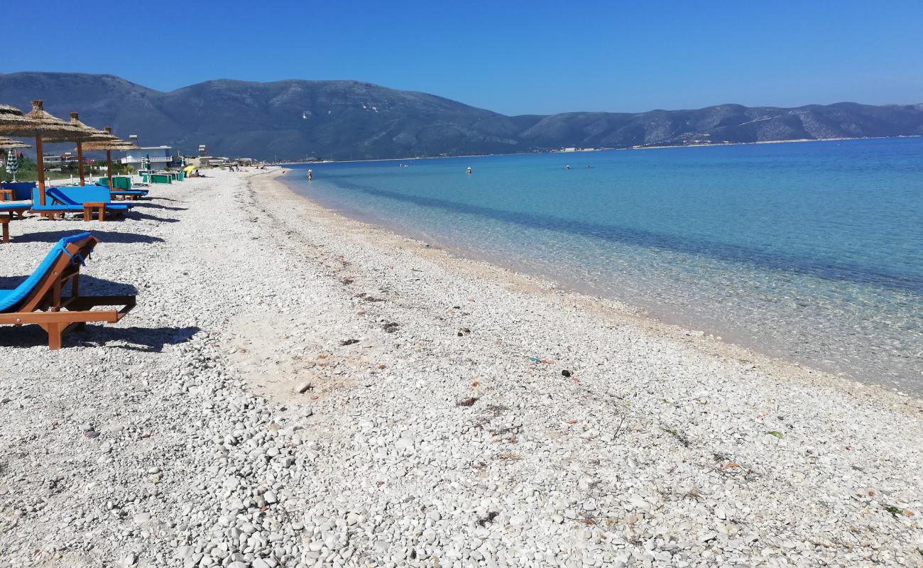 Orikum beach'in fotoğrafı bej kum ve çakıl yüzey ile