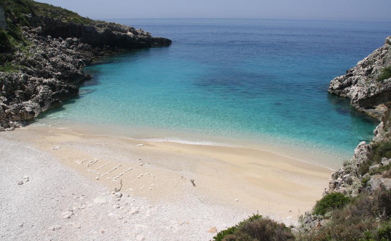 Shen Andreas Bay'in fotoğrafı beyaz çakıl taş yüzey ile