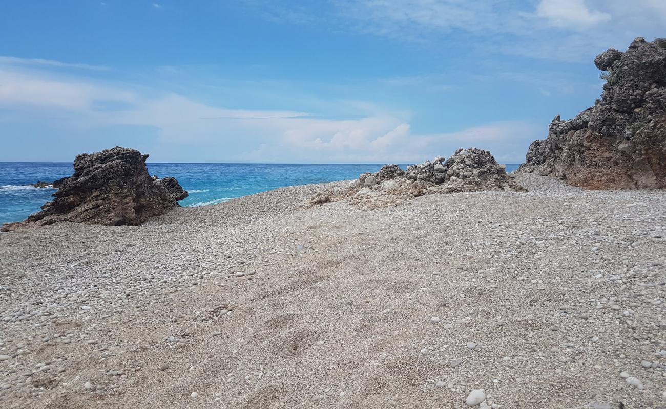 Kalit beach'in fotoğrafı bej çakıl yüzey ile