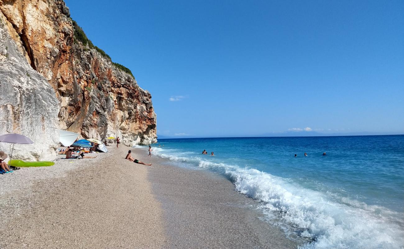 Gjipe Plajı'in fotoğrafı hafif çakıl yüzey ile