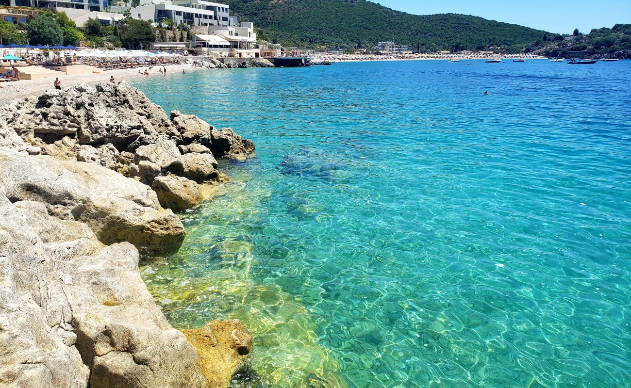 Folie Marine'in fotoğrafı bej çakıl yüzey ile