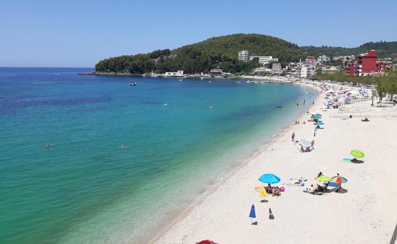 Himara Beach'in fotoğrafı küçük bej çakıl yüzey ile