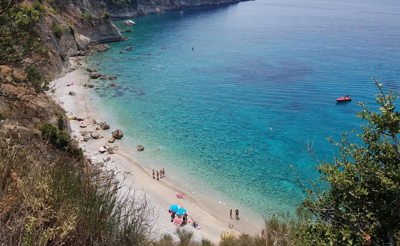 Filikur Beach'in fotoğrafı bej çakıl yüzey ile