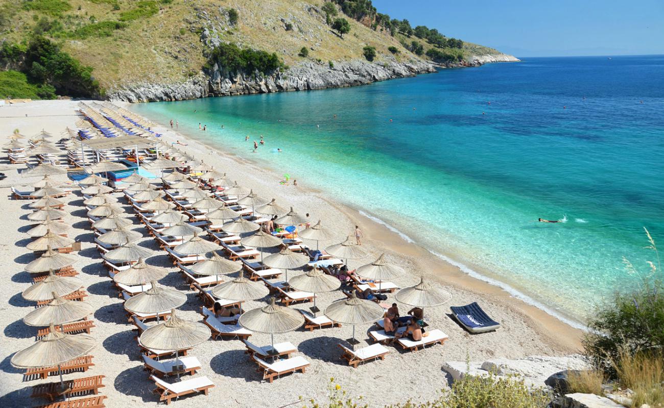 Llaman Beach'in fotoğrafı hafif ince çakıl taş yüzey ile