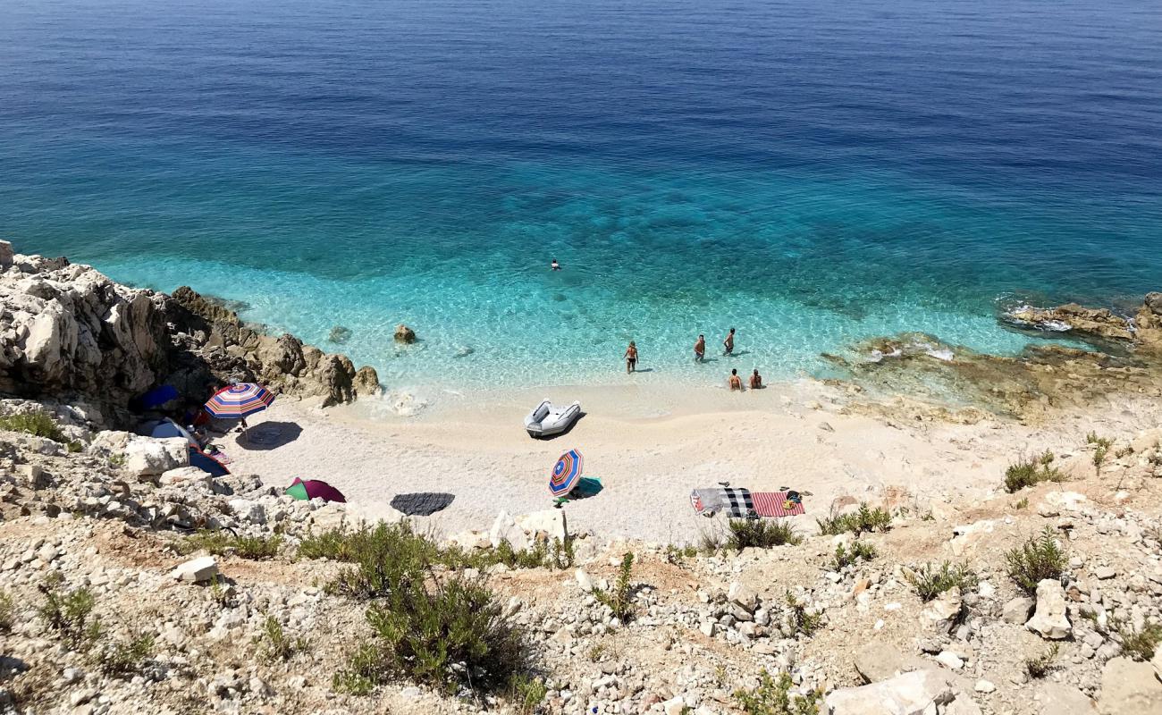 Lambjano Bay'in fotoğrafı beyaz çakıl taş yüzey ile