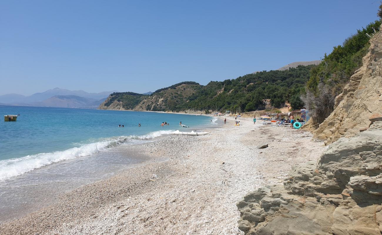 Shpellave e Lukoves'in fotoğrafı bej kum ve çakıl yüzey ile