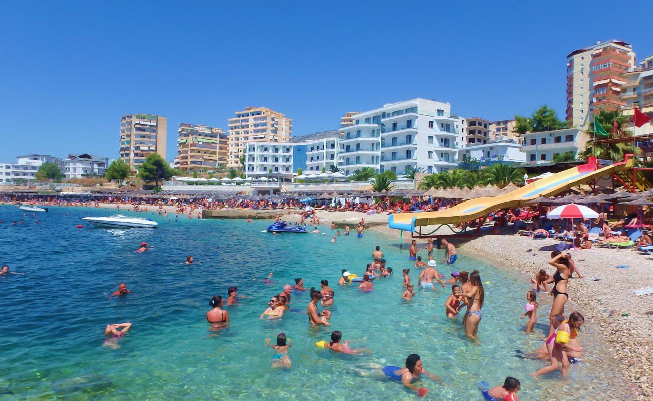 Era beach'in fotoğrafı küçük bej çakıl yüzey ile