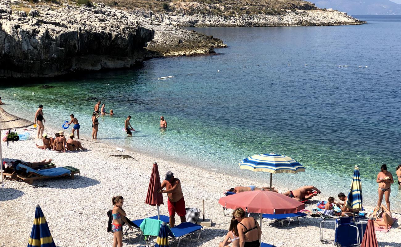 Gjiri i Midhjeve'in fotoğrafı beyaz çakıl taş yüzey ile